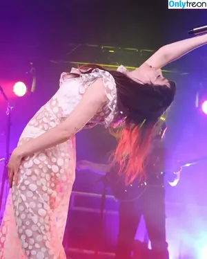 Lauren Mayberry / laurenevemayberry nude photo #0976