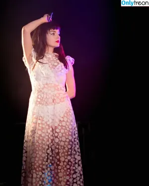 Lauren Mayberry / laurenevemayberry nude photo #0979