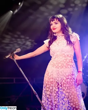 Lauren Mayberry / laurenevemayberry nude photo #0980