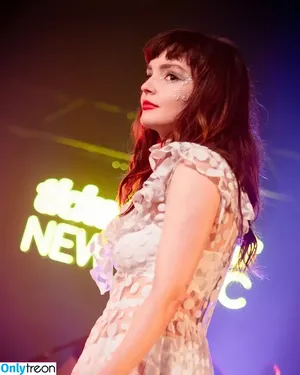 Lauren Mayberry / laurenevemayberry nude photo #0981