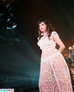 Lauren Mayberry / laurenevemayberry nude photo #0982