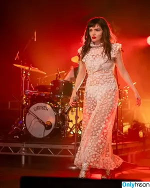 Lauren Mayberry / laurenevemayberry nude photo #0984