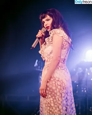 Lauren Mayberry / laurenevemayberry nude photo #0985