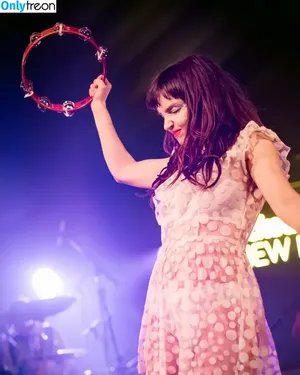 Lauren Mayberry / laurenevemayberry nude photo #0986