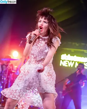 Lauren Mayberry / laurenevemayberry nude photo #0987