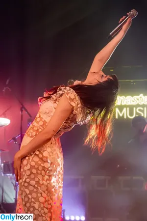 Lauren Mayberry / laurenevemayberry nude photo #0988