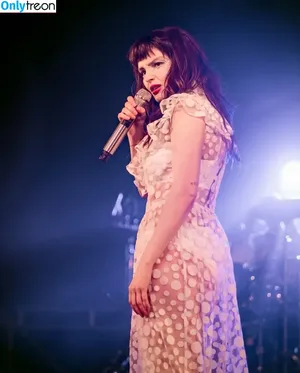 Lauren Mayberry / laurenevemayberry nude photo #0989