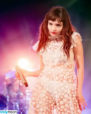 Lauren Mayberry / laurenevemayberry nude photo #0994