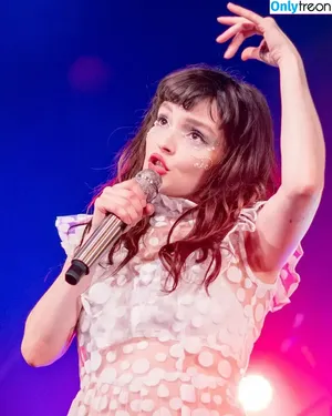 Lauren Mayberry / laurenevemayberry nude photo #0995