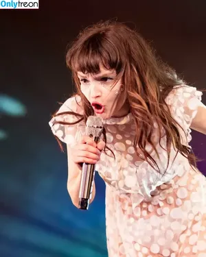 Lauren Mayberry / laurenevemayberry nude photo #0996