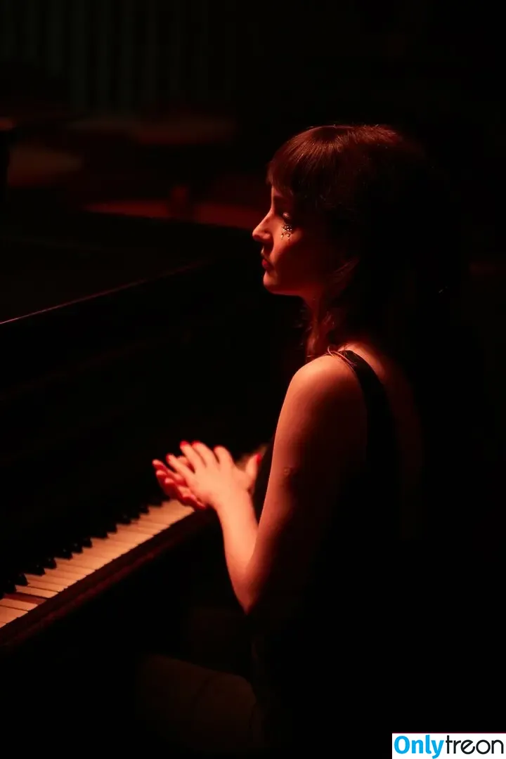 Lauren Mayberry nude photo #0214 (laurenevemayberry)