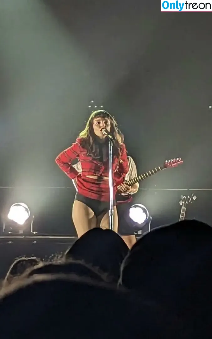 Lauren Mayberry nude photo #0241 (laurenevemayberry)