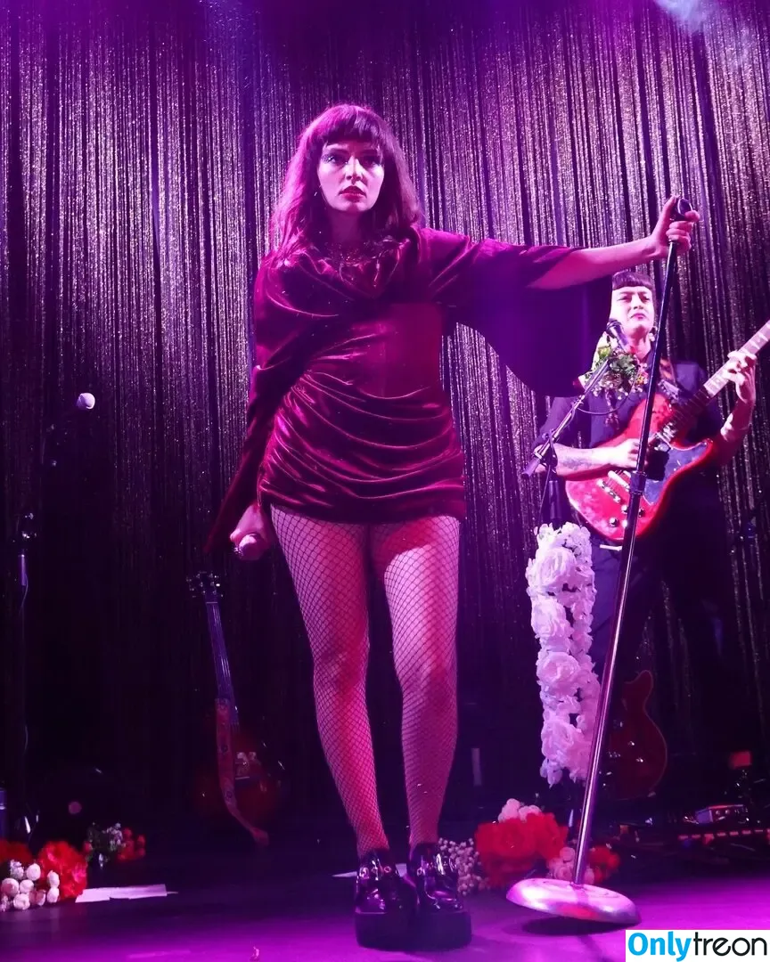 Lauren Mayberry nude photo #0261 (laurenevemayberry)