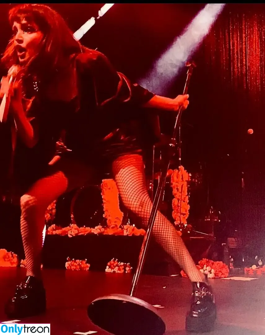 Lauren Mayberry nude photo #0271 (laurenevemayberry)