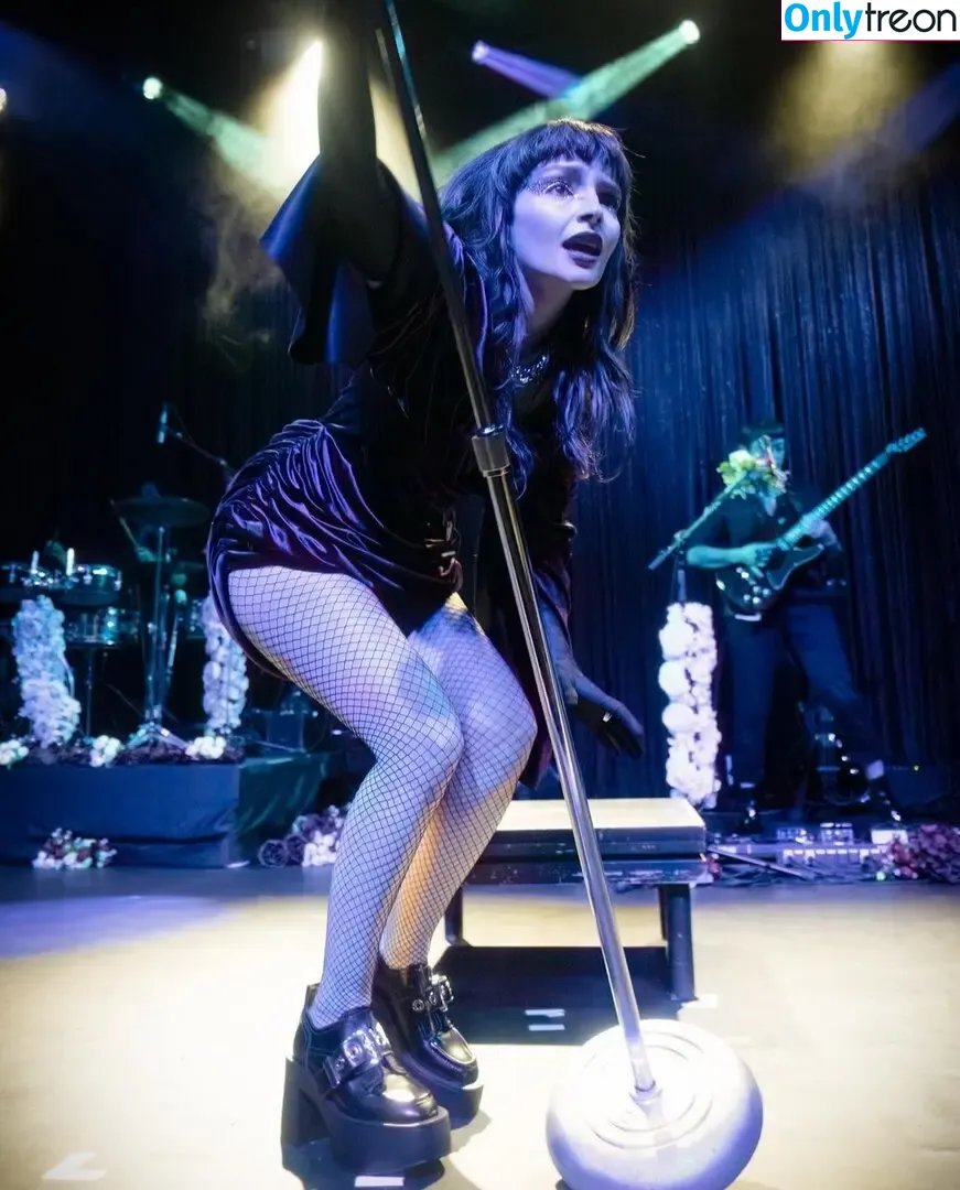 Lauren Mayberry nude photo #0279 (laurenevemayberry)