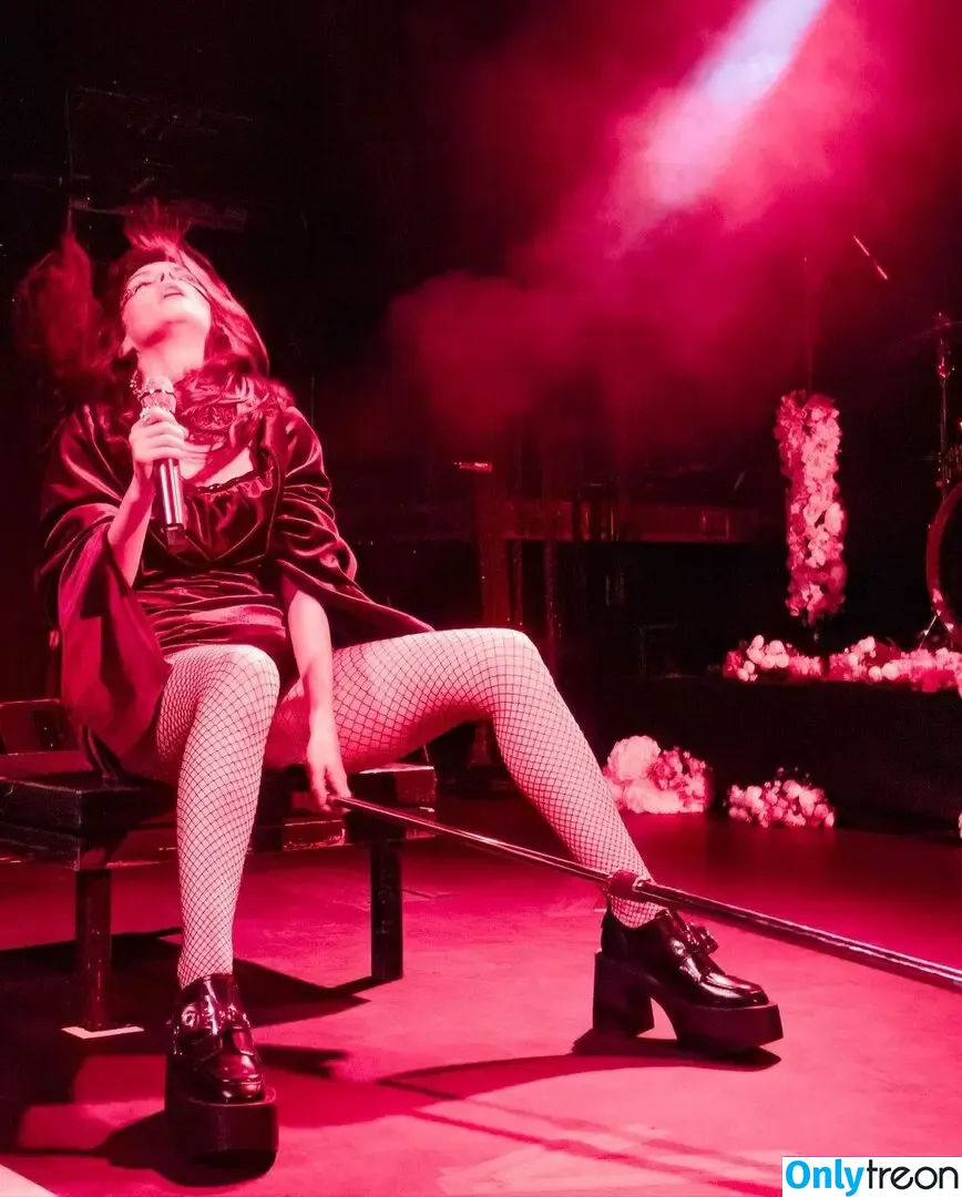 Lauren Mayberry nude photo #0289 (laurenevemayberry)