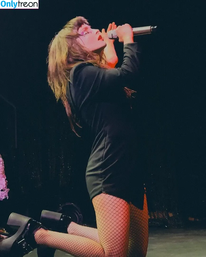 Lauren Mayberry nude photo #0291 (laurenevemayberry)
