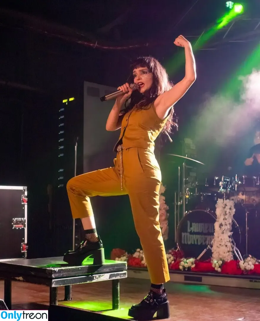 Lauren Mayberry nude photo #0303 (laurenevemayberry)