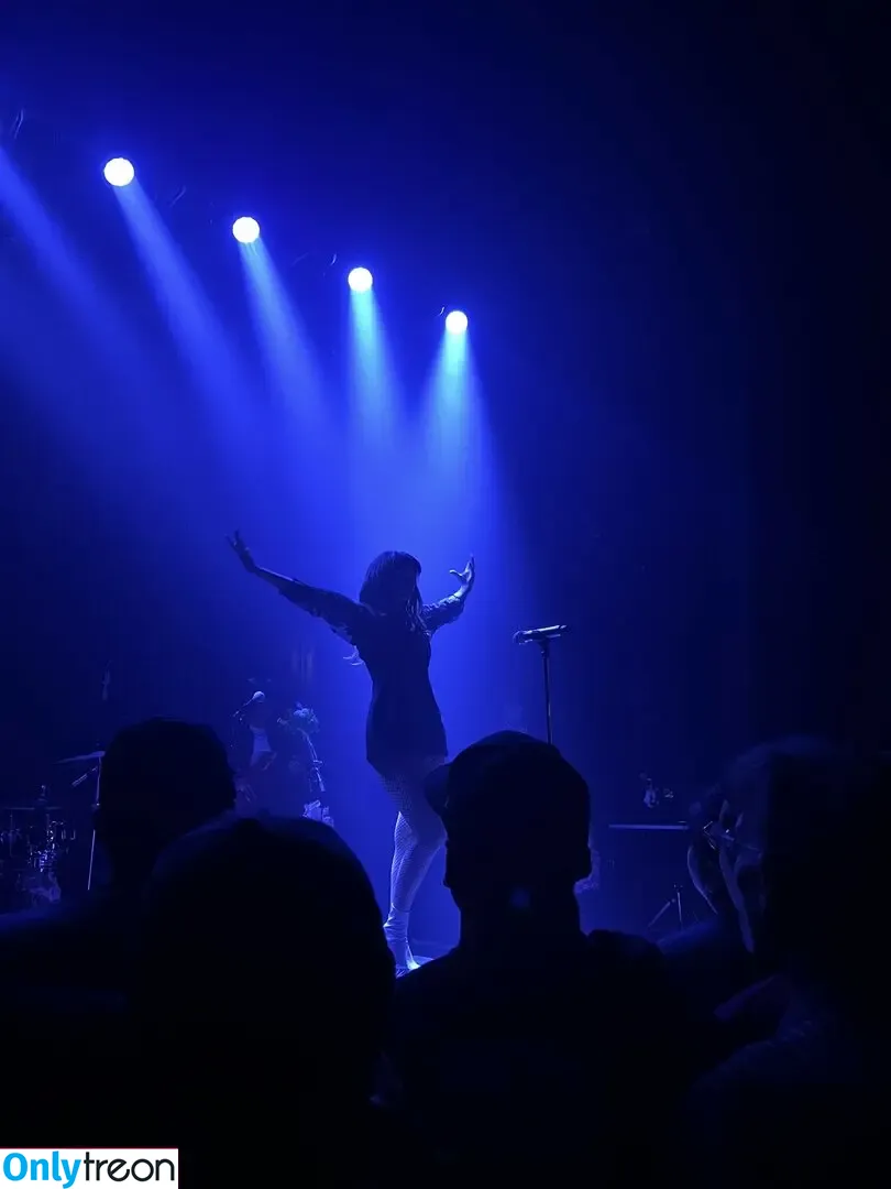 Lauren Mayberry nude photo #0344 (laurenevemayberry)