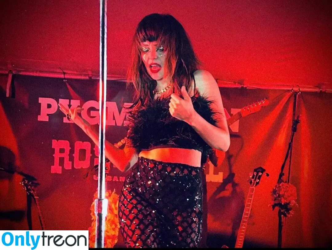 Lauren Mayberry nude photo #0358 (laurenevemayberry)