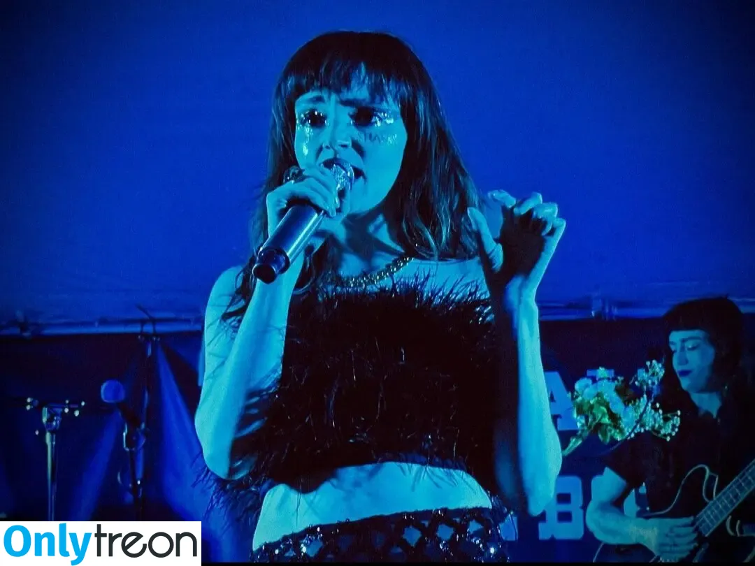 Lauren Mayberry nude photo #0359 (laurenevemayberry)