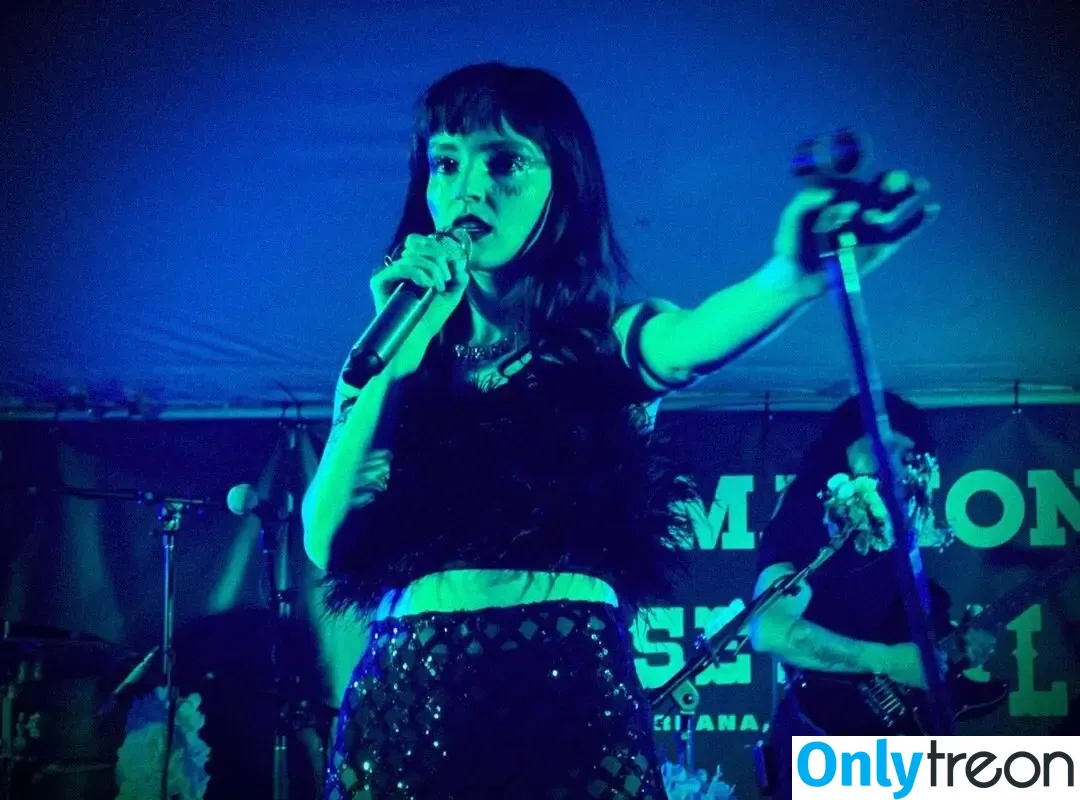 Lauren Mayberry nude photo #0360 (laurenevemayberry)
