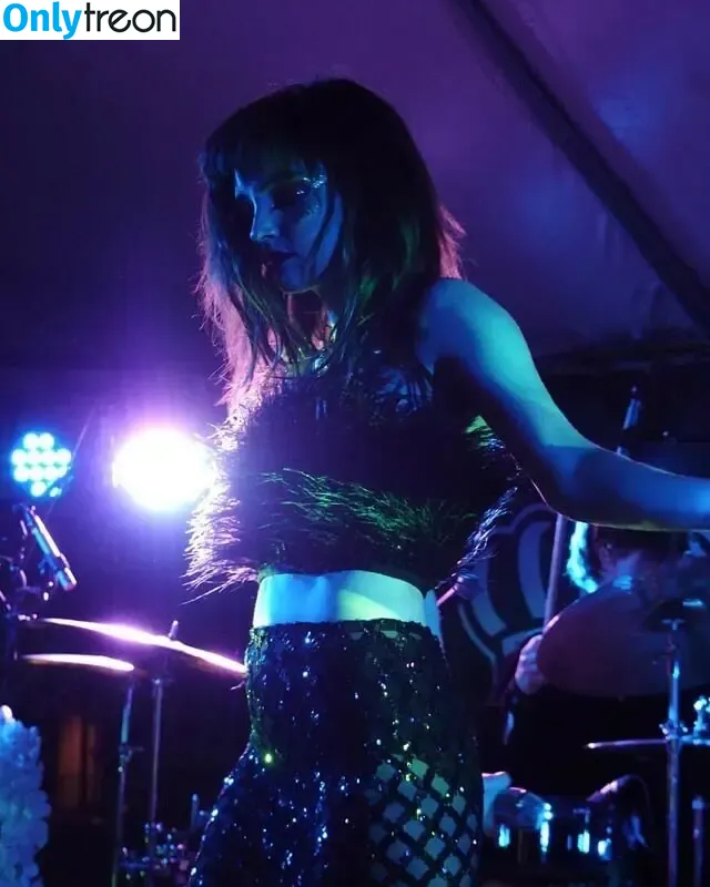 Lauren Mayberry nude photo #0375 (laurenevemayberry)