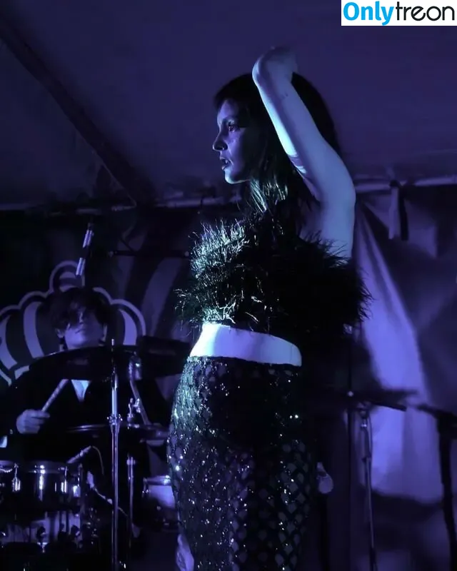 Lauren Mayberry nude photo #0377 (laurenevemayberry)