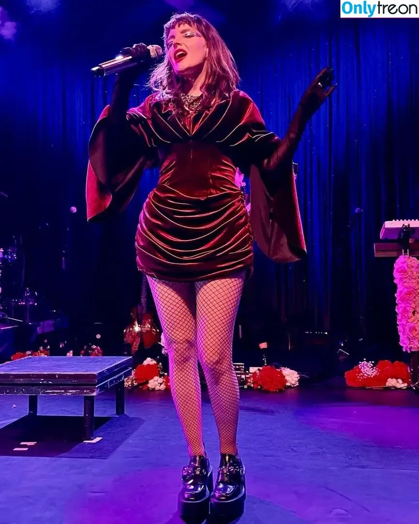 Lauren Mayberry nude photo #0387 (laurenevemayberry)