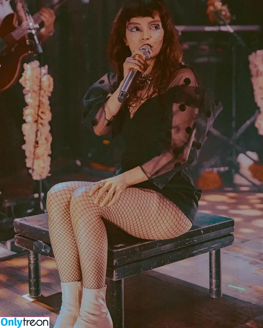 Lauren Mayberry nude photo #0391 (laurenevemayberry)