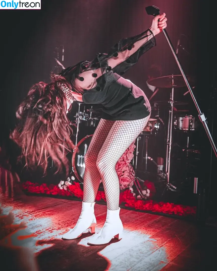 Lauren Mayberry nude photo #0399 (laurenevemayberry)