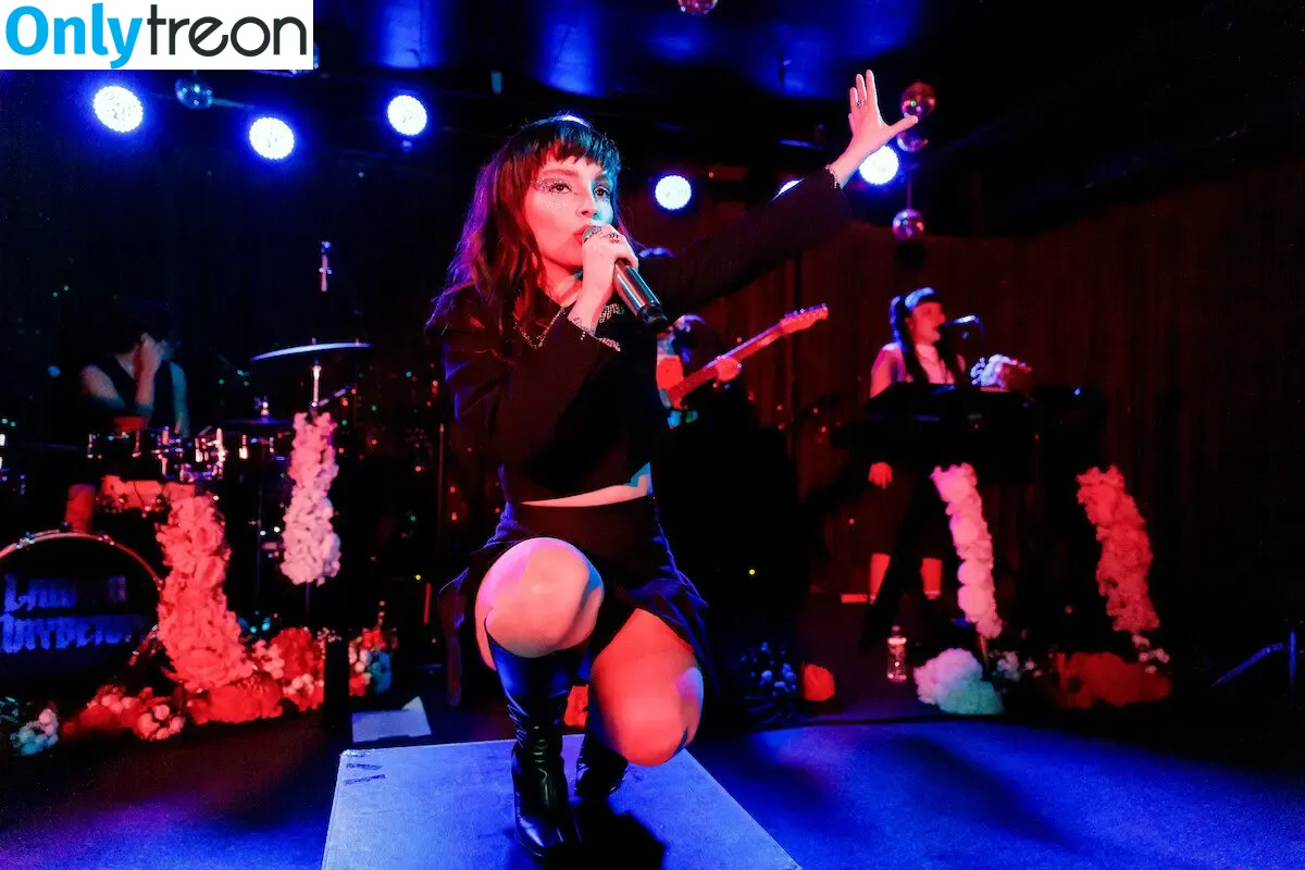 Lauren Mayberry nude photo #0402 (laurenevemayberry)