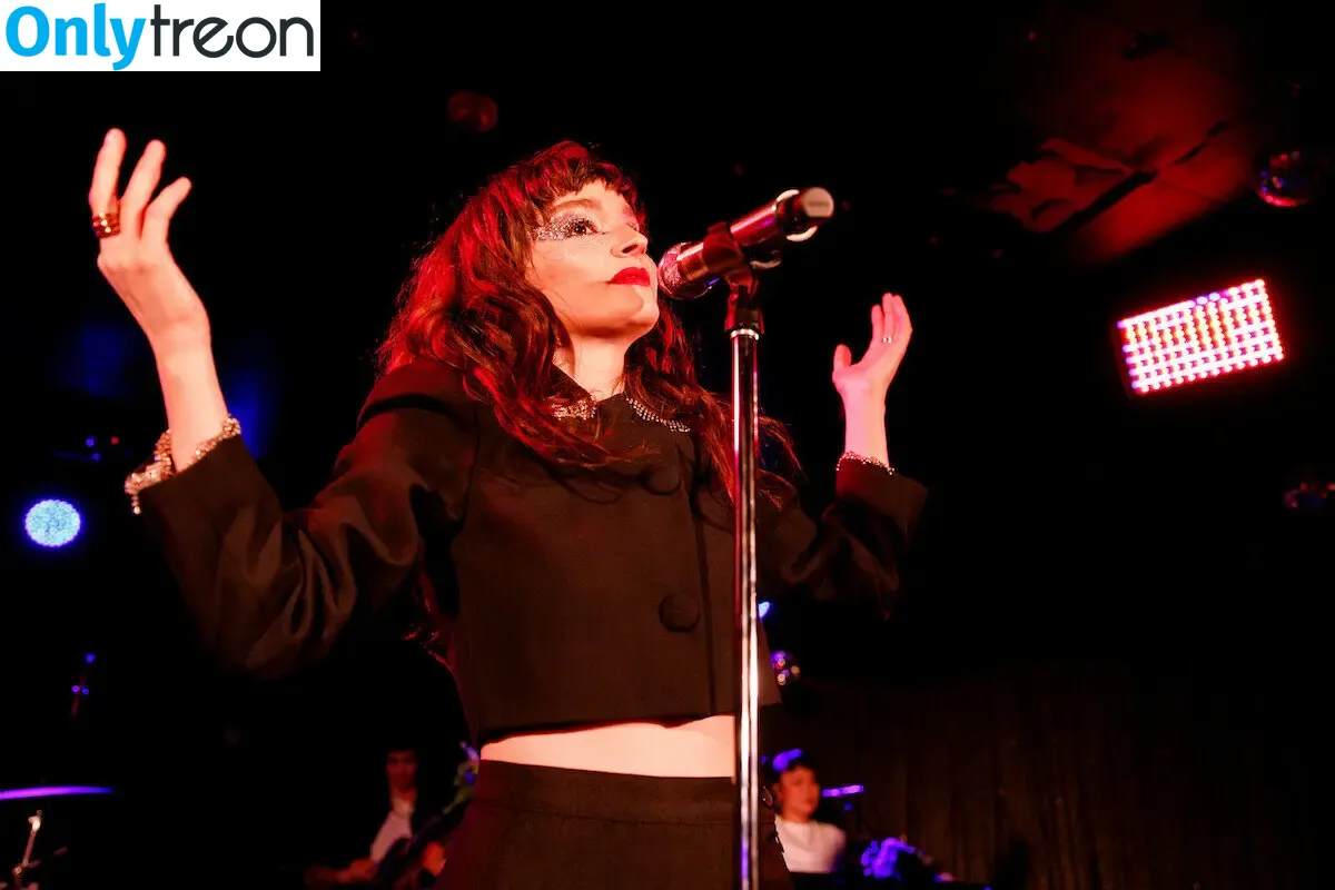 Lauren Mayberry nude photo #0403 (laurenevemayberry)