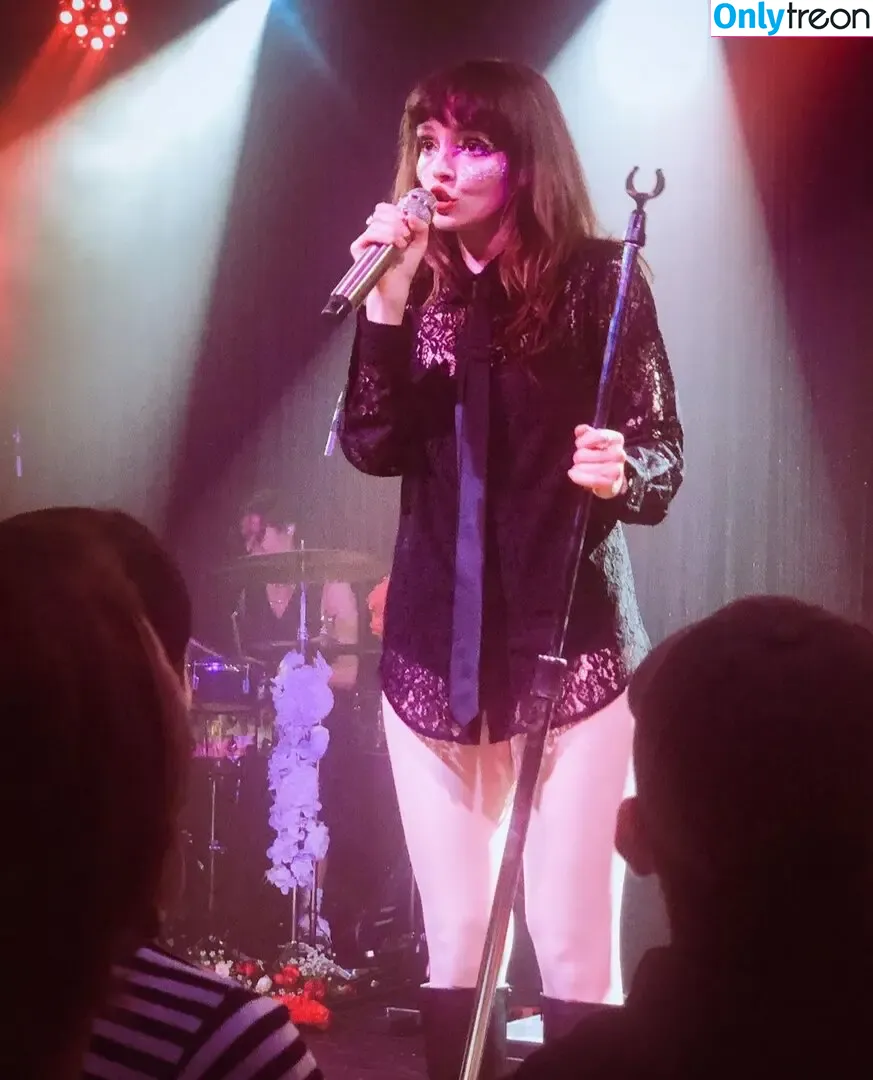 Lauren Mayberry nude photo #0424 (laurenevemayberry)