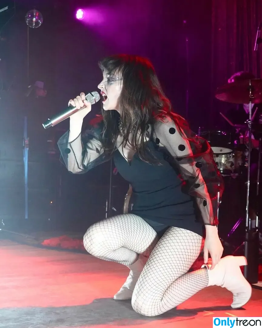 Lauren Mayberry nude photo #0452 (laurenevemayberry)