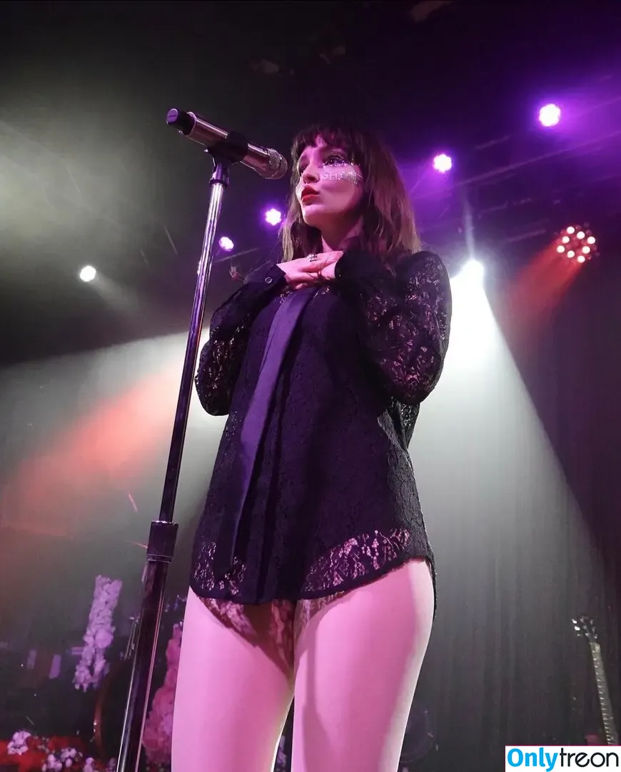 Lauren Mayberry nude photo #0472 (laurenevemayberry)
