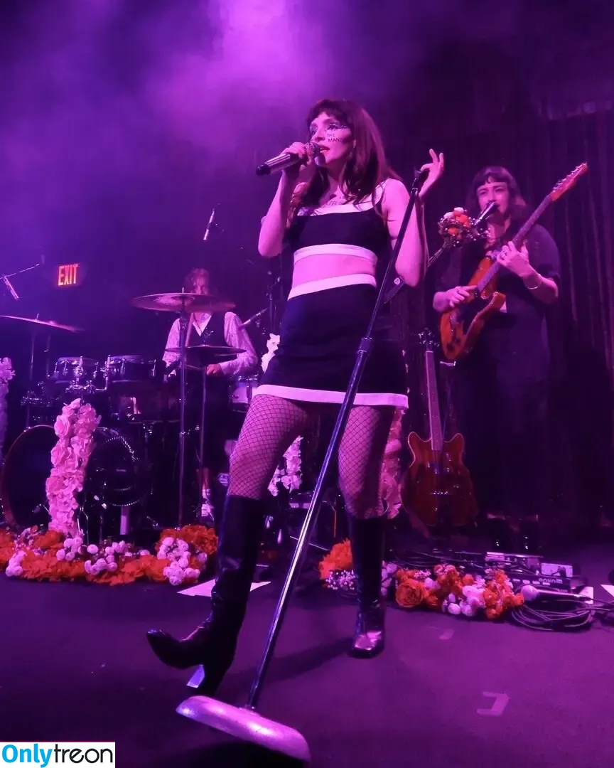 Lauren Mayberry nude photo #0479 (laurenevemayberry)