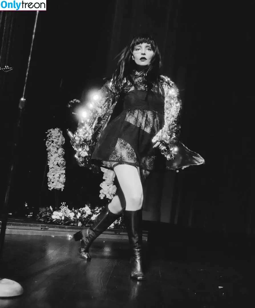 Lauren Mayberry nude photo #0500 (laurenevemayberry)