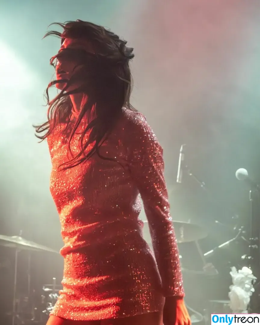 Lauren Mayberry nude photo #0573 (laurenevemayberry)