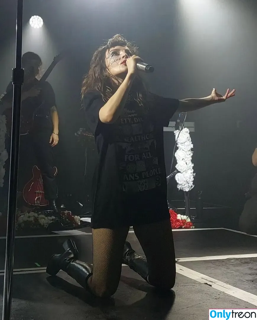 Lauren Mayberry nude photo #0585 (laurenevemayberry)