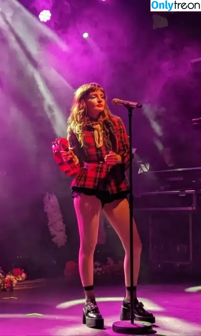 Lauren Mayberry nude photo #0635 (laurenevemayberry)