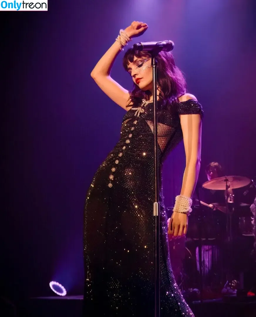 Lauren Mayberry nude photo #0646 (laurenevemayberry)