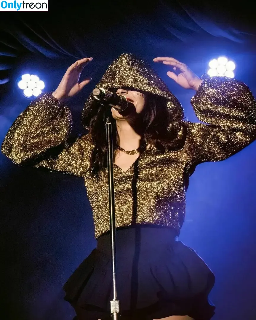 Lauren Mayberry nude photo #0657 (laurenevemayberry)
