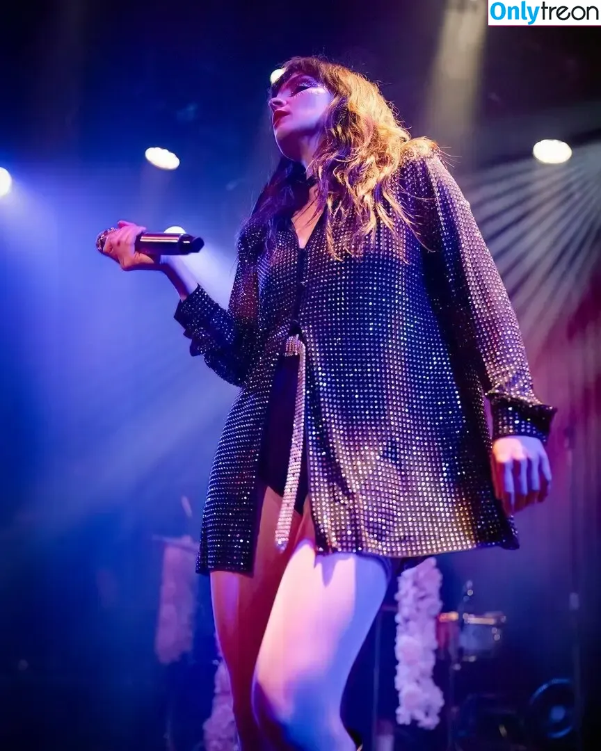 Lauren Mayberry nude photo #0674 (laurenevemayberry)