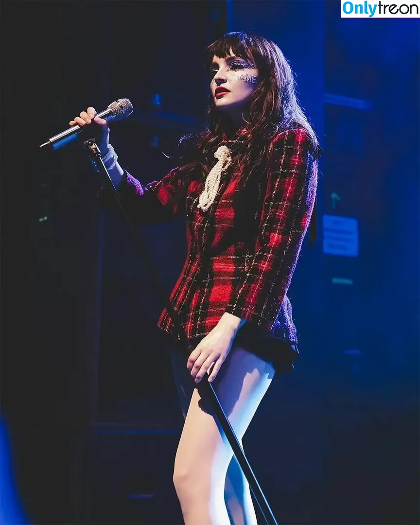 Lauren Mayberry nude photo #0688 (laurenevemayberry)