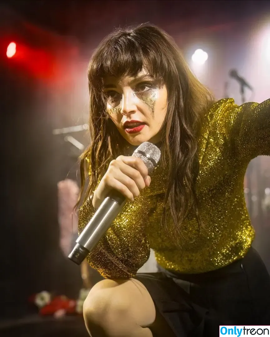 Lauren Mayberry nude photo #0701 (laurenevemayberry)