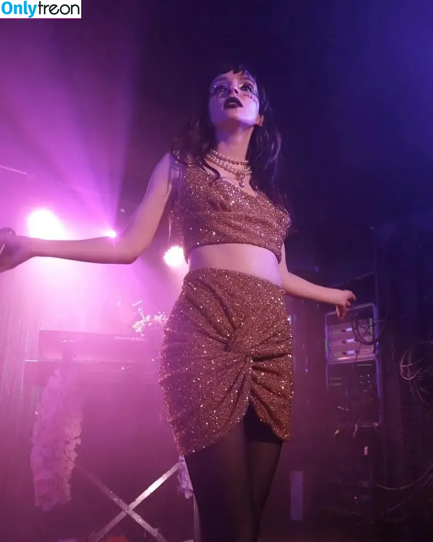 Lauren Mayberry nude photo #0715 (laurenevemayberry)