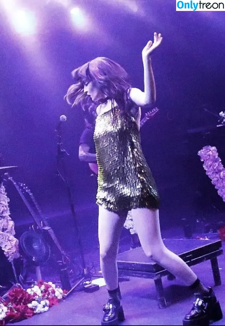Lauren Mayberry nude photo #0741 (laurenevemayberry)