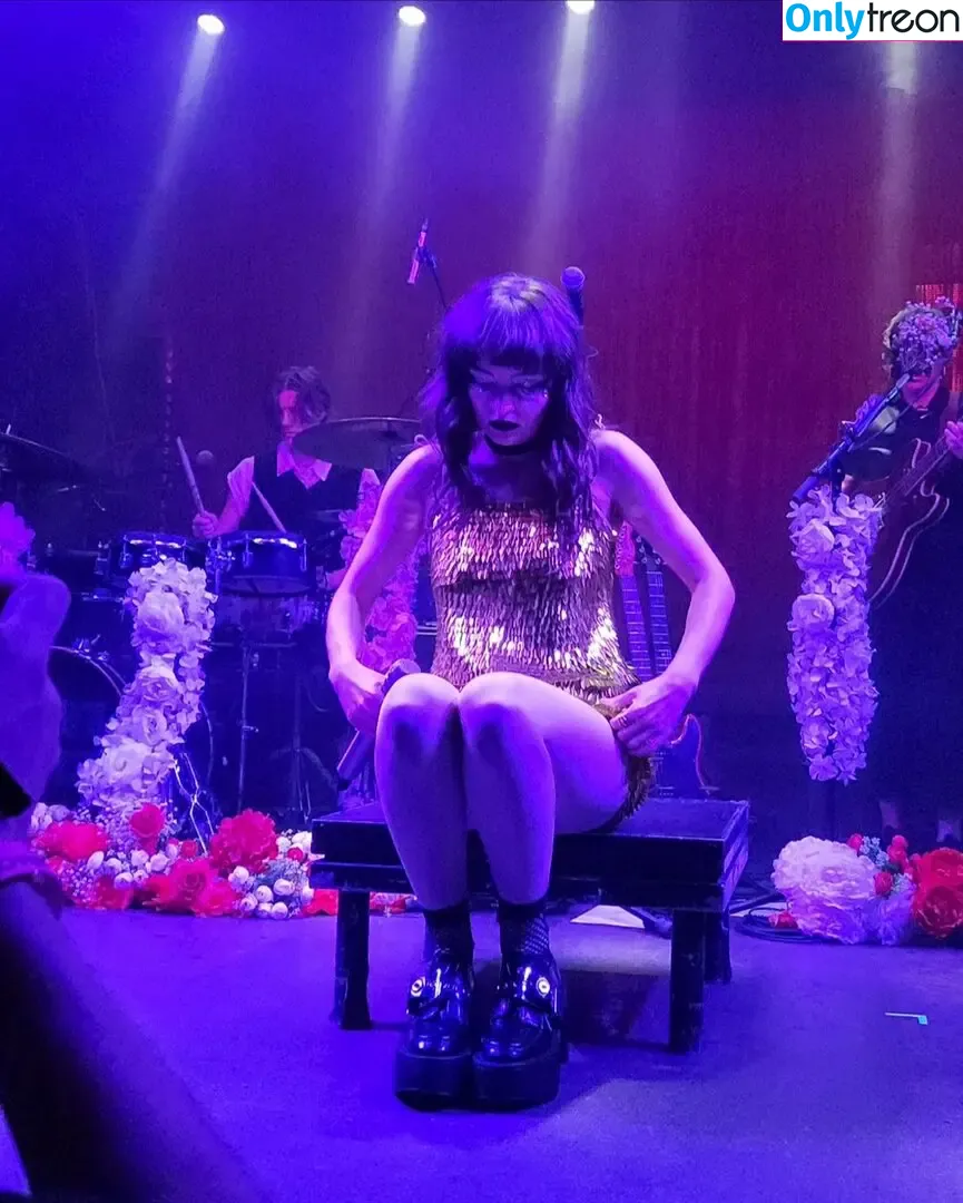 Lauren Mayberry nude photo #0746 (laurenevemayberry)