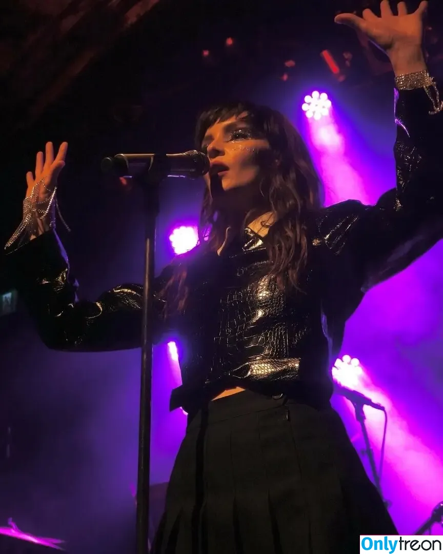 Lauren Mayberry nude photo #0765 (laurenevemayberry)